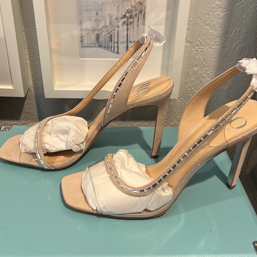 Nwt never worm first release JLo Wynona pumps in Stone rhinestone wedding shoes